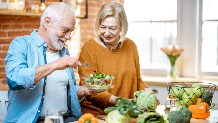 seniors eating healthy food
