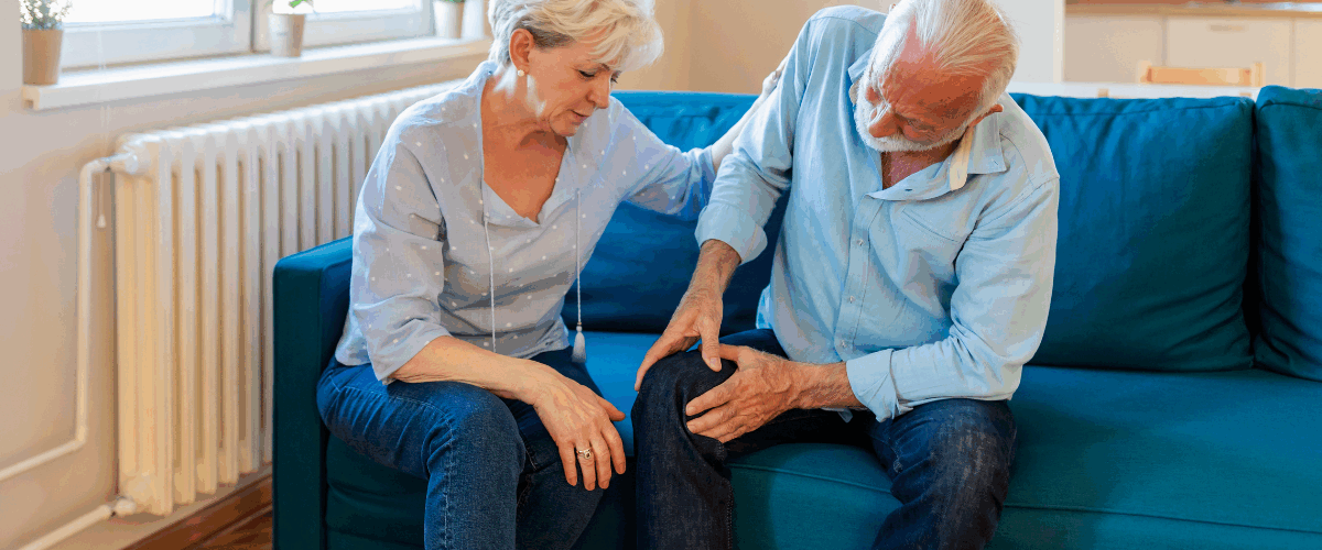 old men's knee hurting
