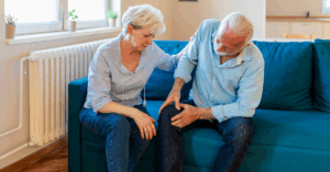 old men's knee hurting